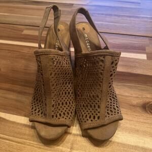 Madden Girl Rango Perforated‎ Slingback Sandals Sand, 8US